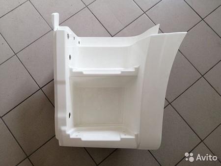 Щиток подножки 5490/65206 левый (цвет белый) (2-ступенчатый) (5490-8405113-10)(КК0108)